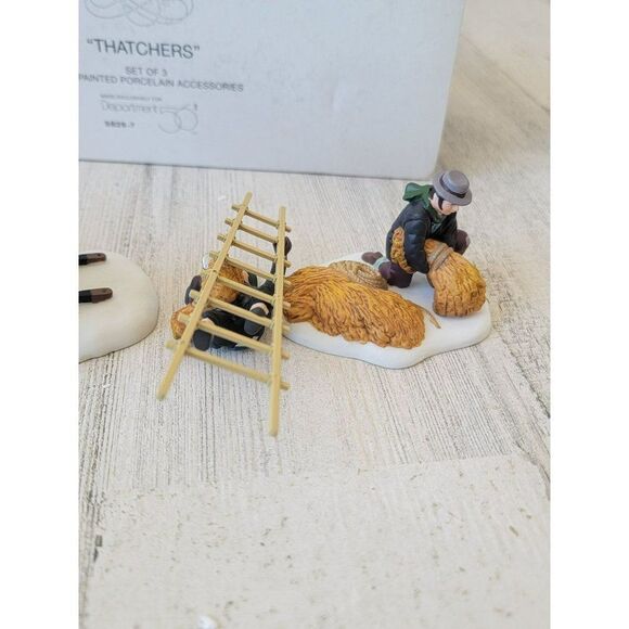 Dept 56 58297 Thatchers Heritage village collection accessory xmas set - Picture 9 of 9